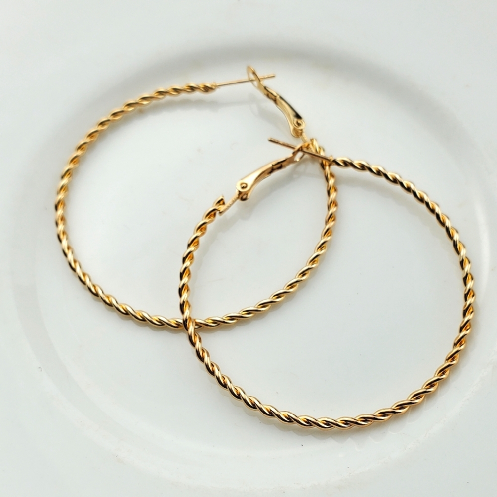 💫5/$25 Twisted Gold Hoop Earrings